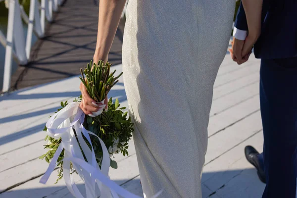 Este es el ramo de bodas a manos de las novias . —  Fotos de Stock