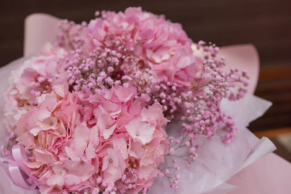 Närbild färgglada våren bukett med många olika blommor gelé. — Stockfoto