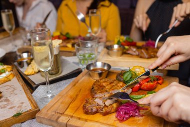 Koyu ahşap arka planda ızgara biftek ve biber sosu..