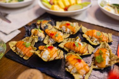 Güzel yaz çiçekleriyle süslenmiş abur cuburlarla dolu yemek masası. Yemek Masası Lezzetli Organik Yemekler Konsepti. Misafiri bekliyoruz..