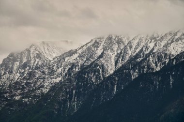 Kucherla dağ gölü ve dağ sırasındaki güzel panoramik manzara. Belukha Milli Parkı, Altai Cumhuriyeti, Sibirya, Rusya.