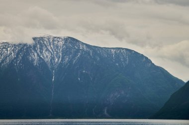 Kucherla dağ gölü ve dağ sırasındaki güzel panoramik manzara. Belukha Milli Parkı, Altai Cumhuriyeti, Sibirya, Rusya.