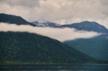Kucherla dağ gölü ve dağ sırasındaki güzel panoramik manzara. Belukha Milli Parkı, Altai Cumhuriyeti, Sibirya, Rusya.