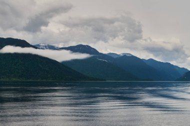 Kucherla dağ gölü ve dağ sırasındaki güzel panoramik manzara. Belukha Milli Parkı, Altai Cumhuriyeti, Sibirya, Rusya.