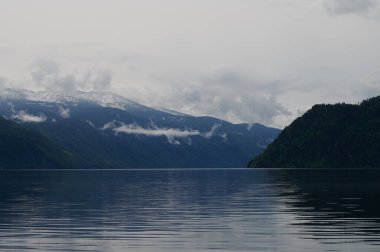 Kucherla dağ gölü ve dağ sırasındaki güzel panoramik manzara. Belukha Milli Parkı, Altai Cumhuriyeti, Sibirya, Rusya.