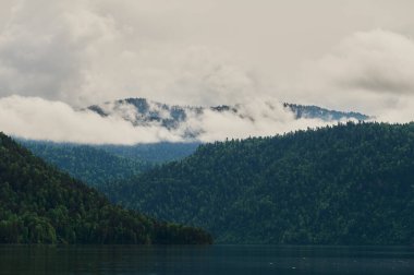 Kucherla dağ gölü ve dağ sırasındaki güzel panoramik manzara. Belukha Milli Parkı, Altai Cumhuriyeti, Sibirya, Rusya.
