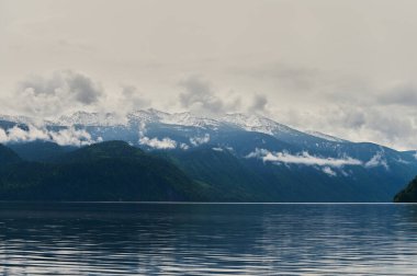 Kucherla dağ gölü ve dağ sırasındaki güzel panoramik manzara. Belukha Milli Parkı, Altai Cumhuriyeti, Sibirya, Rusya.