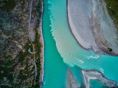 Dağ nehirlerinin birleştiği yer - Argut ve Katun. Gorny Altai Rusya.