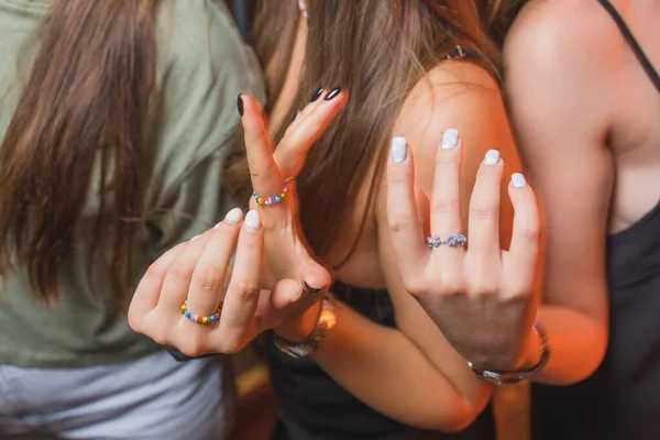 Vue rapprochée d'une main d'homme montrant une bague avec un bracelet arc-en-ciel LGBT. — Photo