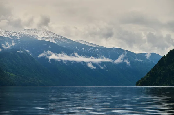 Bela vista panorâmica no lago de montanha Kucherla e cordilheira. Belukha National Park, Altai república, Sibéria, Rússia. — Fotografia de Stock