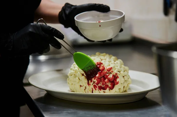 Bolo de abóbora de chocolate, decorado com cobertura em forma de cérebro. Foco seletivo. Da série Halloween engraçado . — Fotografia de Stock