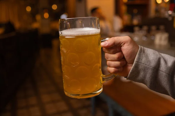 Man Holding Cold Beer Glass dengan tangannya. Menyegarkan Bir Lager Dingin . — Stok Foto