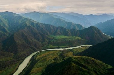 Gün batımında Akkem Gölü 'nün yansımasında Belukha Dağı. Altai Dağları, Rusya.