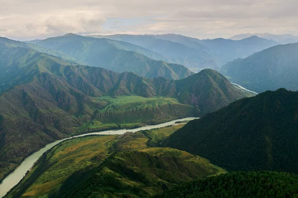 La montaña Belukha en el lago Akkem reflejo al atardecer. Montañas Altai, Rusia. — Foto de Stock