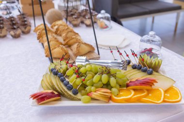 Kanepeler büfe masa üzerinde farklı türleri.
