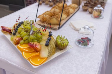 Kanepeler büfe masa üzerinde farklı türleri.