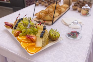 Kanepeler büfe masa üzerinde farklı türleri.