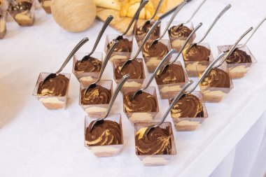 Kanepeler büfe masa üzerinde farklı türleri.