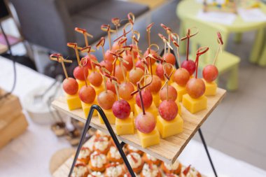 Kanepeler büfe masa üzerinde farklı türleri.