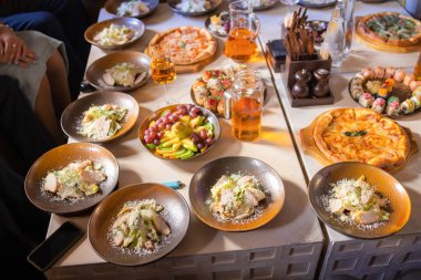 Yiyecek konsepti, üzerinde çeşitli atıştırmalıklar olan masa. Somonlu salata, sezar skurik, mantar turşusu, ekmek..