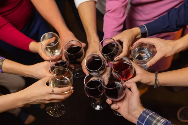 Celebration. People holding glasses of white wine making a toast. — Stock Photo, Image