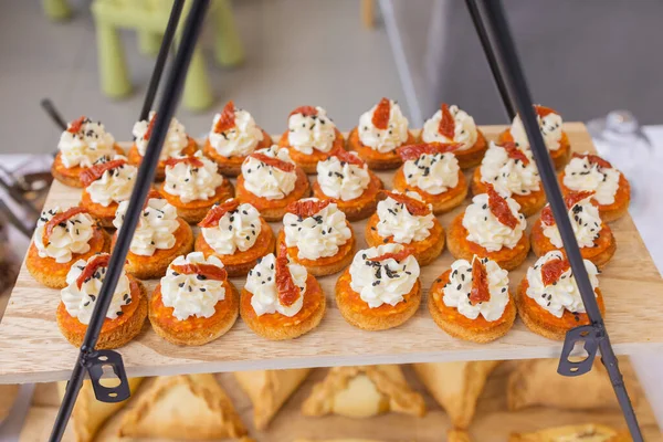 Diferentes tipos de canapés en mesa buffet . — Foto de Stock