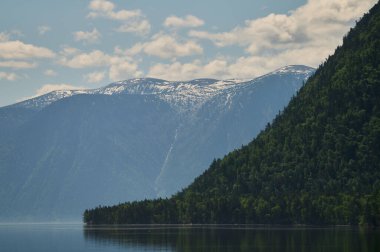 Dağların manzarasına sahip su göle teknelerle manzara. Sibirya'da Teletskoye Gölü Altay.