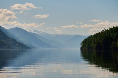 Dağların manzarasına sahip su göle teknelerle manzara. Sibirya'da Teletskoye Gölü Altay.
