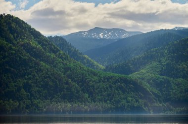 Teletskoye Gölü 'nün ve Artybash köyünün çevresindeki dağların manzarası. Turochaksky bölgesi, Altai Cumhuriyeti, Batı Sibirya 'nın güneyi, Rusya.