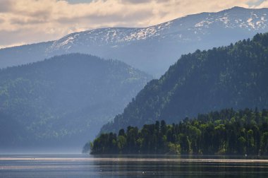 Teletskoye Gölü 'nün ve Artybash köyünün çevresindeki dağların manzarası. Turochaksky bölgesi, Altai Cumhuriyeti, Batı Sibirya 'nın güneyi, Rusya.