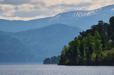 Teletskoye Gölü 'nün ve Artybash köyünün çevresindeki dağların manzarası. Turochaksky bölgesi, Altai Cumhuriyeti, Batı Sibirya 'nın güneyi, Rusya.