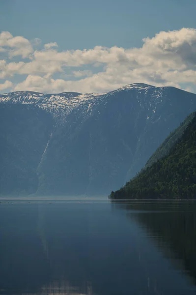 Paesaggio con barche nel lago d'acqua con vista sulle montagne. Teletskoye Lago Altai in Siberia . — Foto Stock