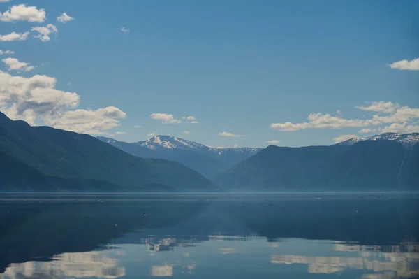 Τοπίο με τις βάρκες στη λίμνη νερού με θέα στα βουνά. Teletskoye λίμνη Altai στη Σιβηρία. — Φωτογραφία Αρχείου