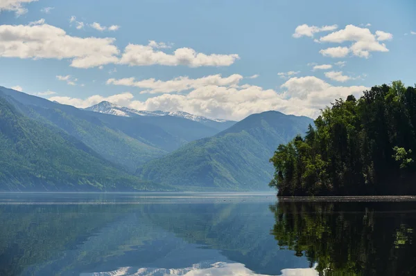 用小船在水湖的景色山的景观。在西伯利亚的捷列茨科湖阿尔泰. — 图库照片