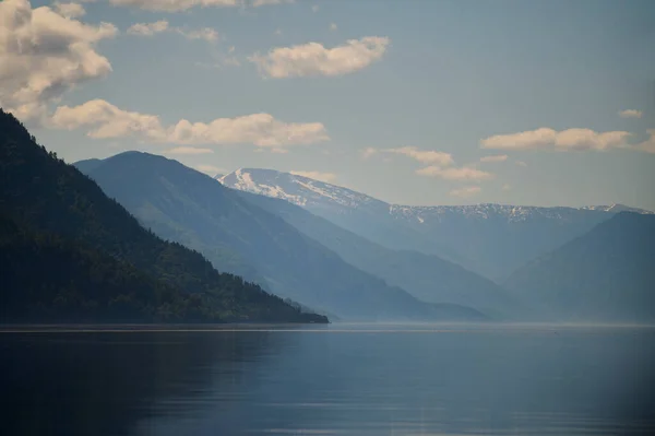 Landschap met boten in het water meer met uitzicht op de bergen. Teletskojemeer Lake Altaj in Siberië. — Stockfoto