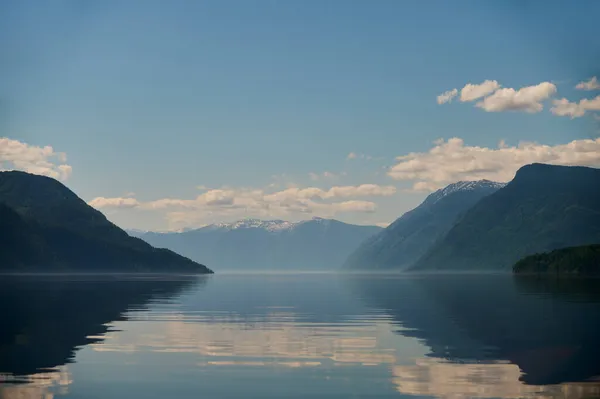 Paisagem com barcos no lago de água com vista para as montanhas. Teletskoye Lago Altai na Sibéria . — Fotografia de Stock