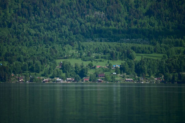 Landschap met boten in het water meer met uitzicht op de bergen. Teletskojemeer Lake Altaj in Siberië. — Stockfoto