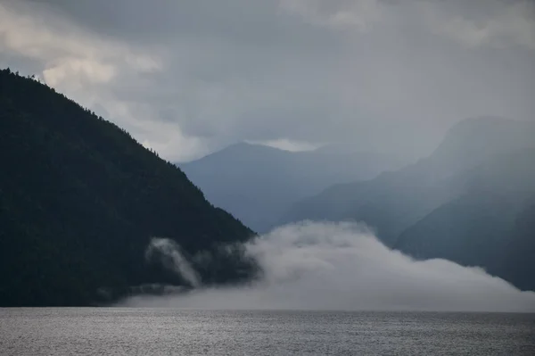 Nevoeiro no vale da montanha. Nevoeiro matutino sobre o lago nas montanhas de Altai . — Fotografia de Stock