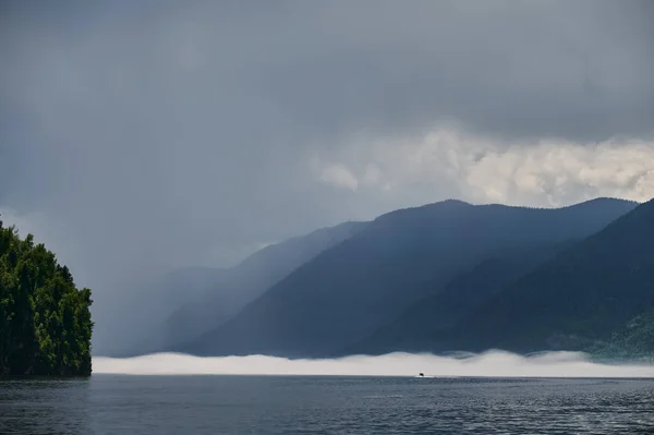 Nebbia nella valle della montagna. Nebbia mattutina sul lago tra le montagne dell'Altai . — Foto Stock