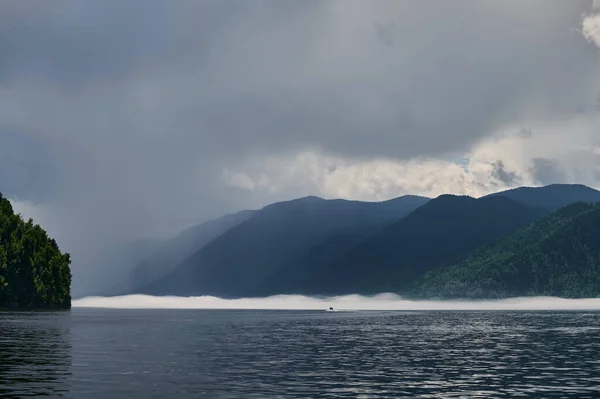 Nebbia nella valle della montagna. Nebbia mattutina sul lago tra le montagne dell'Altai . — Foto Stock