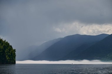 Sis Dağı Vadisi'nde. Sabah sis göle Altay Dağları üzerinde.