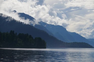 Sis Dağı Vadisi'nde. Sabah sis göle Altay Dağları üzerinde.