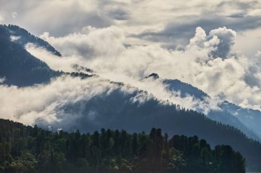 Sis Dağı Vadisi'nde. Sabah sis göle Altay Dağları üzerinde.