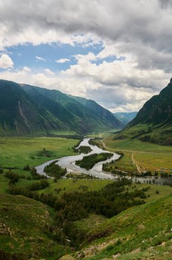 Sis Dağı Vadisi'nde. Sabah sis göle Altay Dağları üzerinde.
