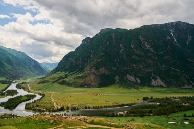 Sis Dağı Vadisi'nde. Sabah sis göle Altay Dağları üzerinde.