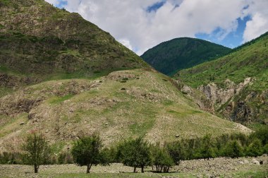Sis Dağı Vadisi'nde. Sabah sis göle Altay Dağları üzerinde.