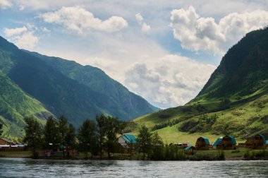 Sis Dağı Vadisi'nde. Sabah sis göle Altay Dağları üzerinde.