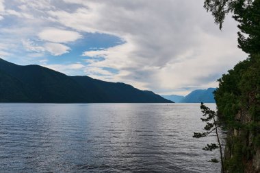 Sis Dağı Vadisi'nde. Sabah sis göle Altay Dağları üzerinde.