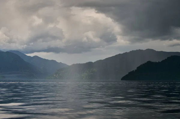 山の谷の霧。アルタイ山中湖の朝の霧. — ストック写真