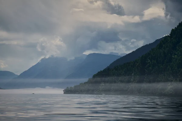 Nevoeiro no vale da montanha. Nevoeiro matutino sobre o lago nas montanhas de Altai . — Fotografia de Stock